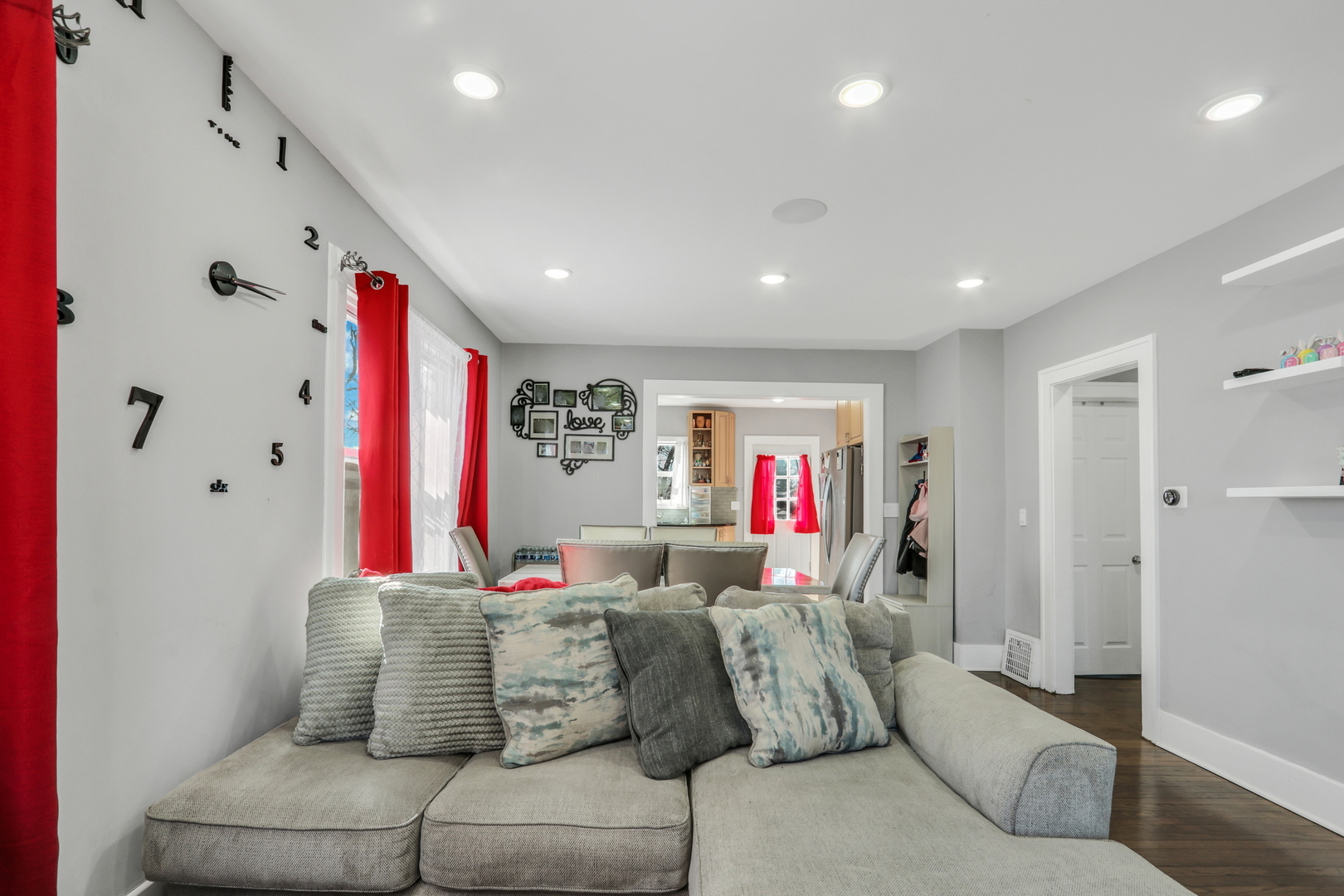 1313 W Cornelia Avenue