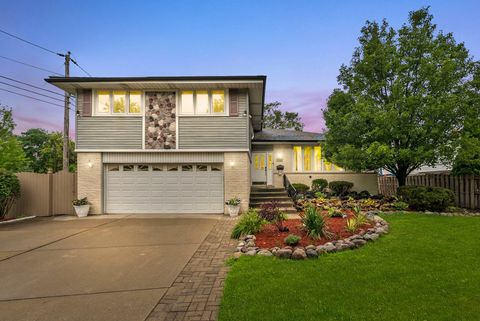 Tiny photo for 10652 Laramie Avenue, Oak Lawn, IL 60453 (MLS # 12434361)