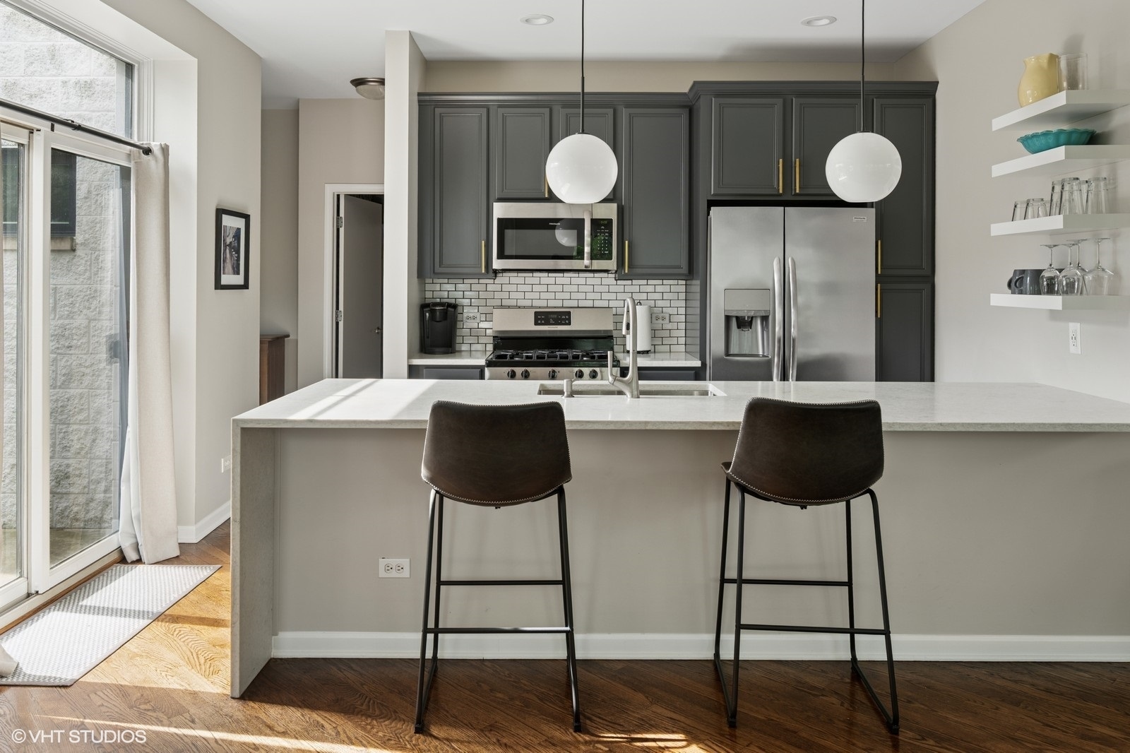 2307 W Wolfram Street 515