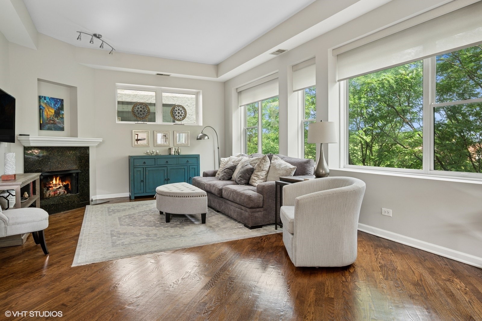 2307 W Wolfram Street 515
