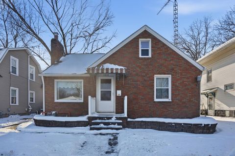Photo of 2839 E Locust St Street, Davenport, IA 52803 (MLS # 100000190)