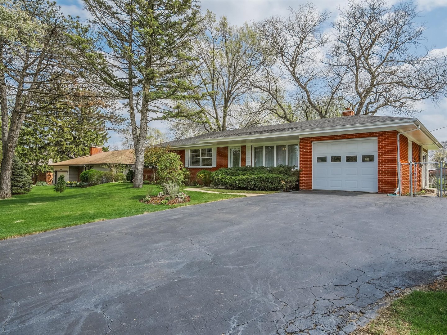 22W145 Sunset Terrace