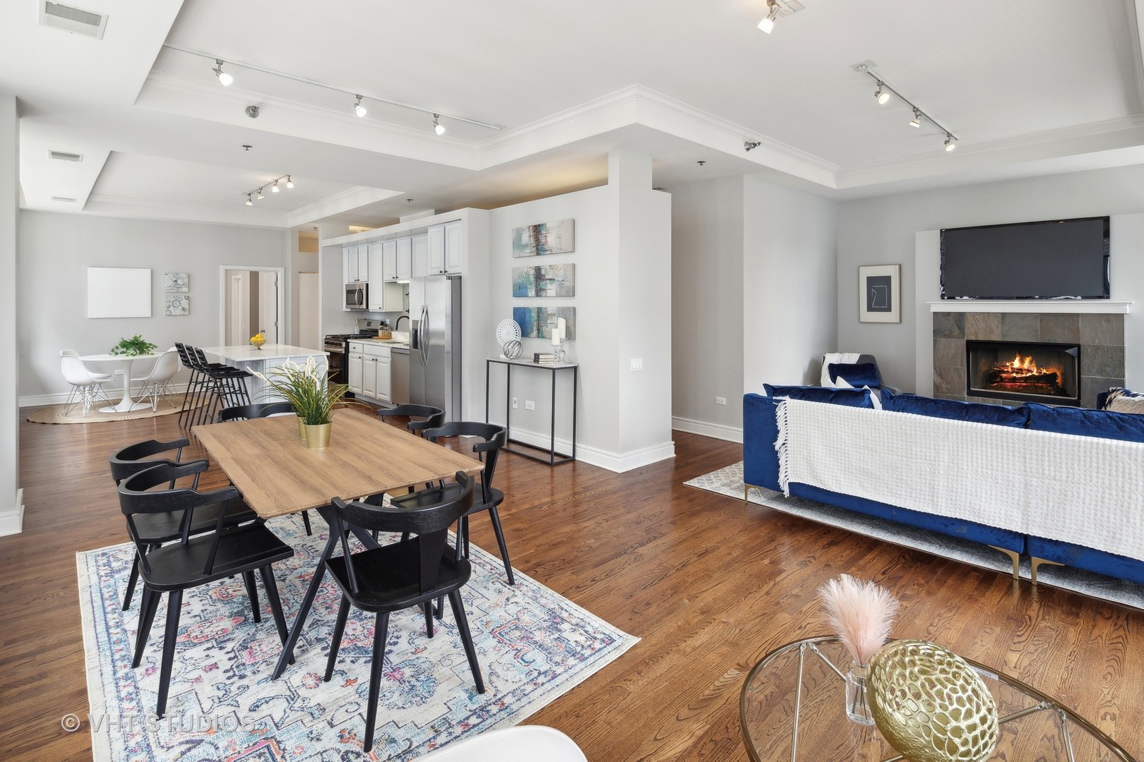 212 W Washington Street 1605