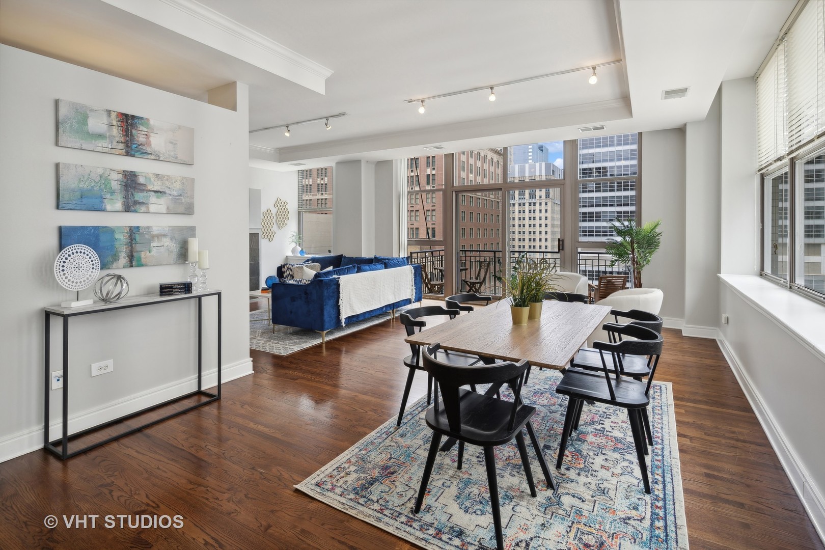 212 W Washington Street 1605
