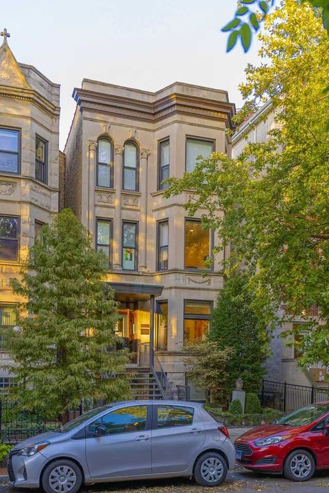 712 W Briar Place Chicago IL 60657