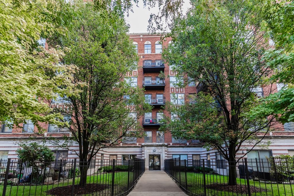 Photo for 4537 S Drexel Boulevard #706, Chicago, IL 60653 (MLS # 12441311)