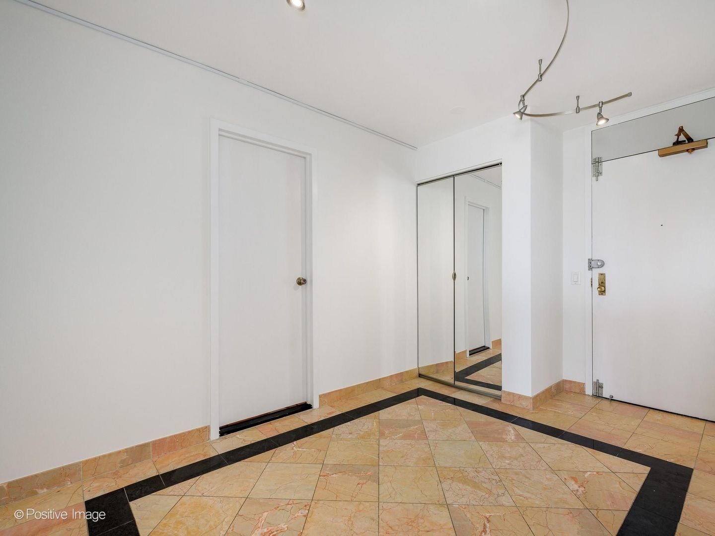 525 W Hawthorne Place 2207
