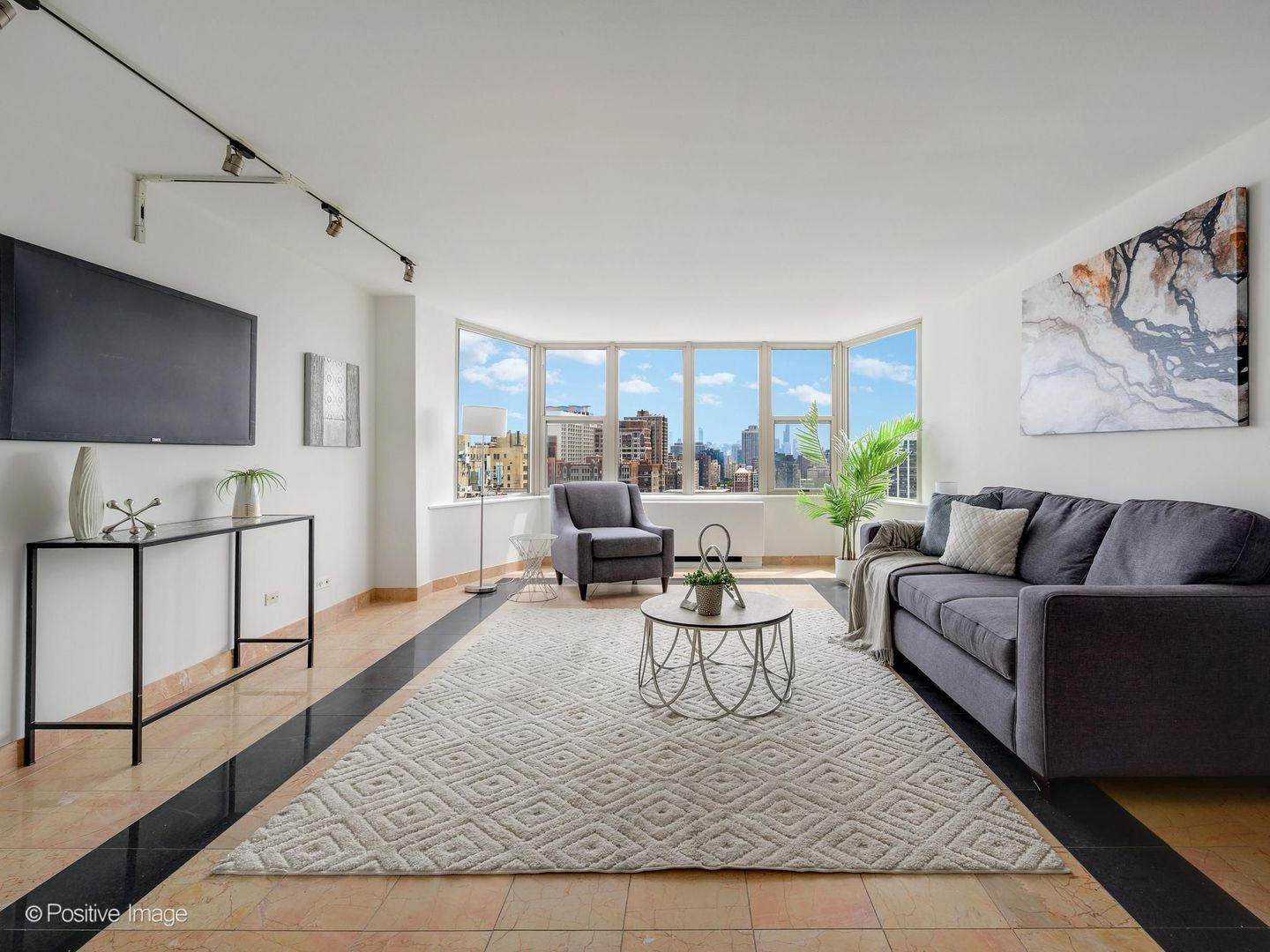 525 W Hawthorne Place 2207