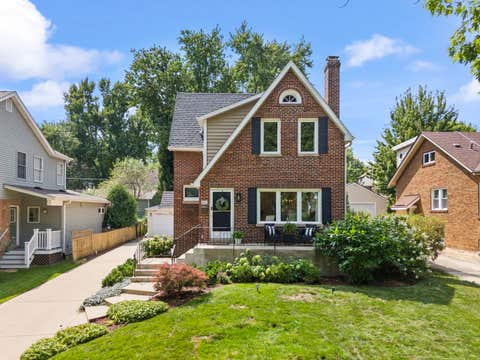 Photo of 810 N Summit Street, Wheaton, IL 60187 (MLS # 12716852)