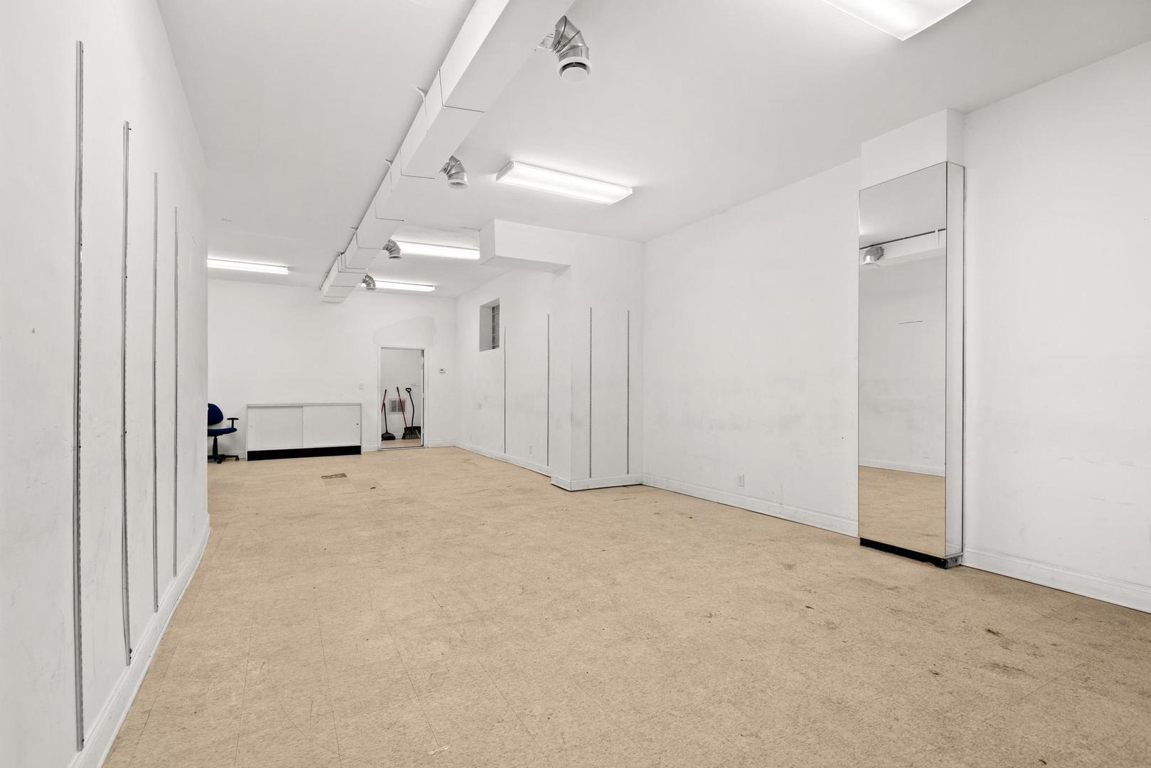 5941 W Chicago Avenue