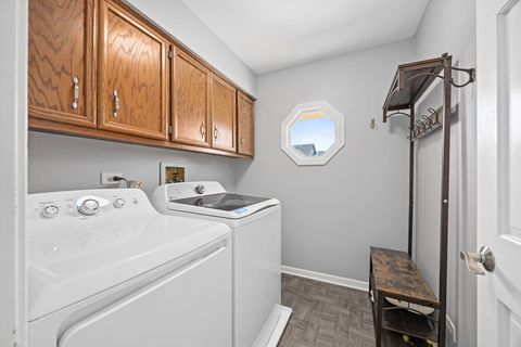 Tiny photo for 38 Breckenridge Drive, Aurora, IL 60504 (MLS # 12577607)