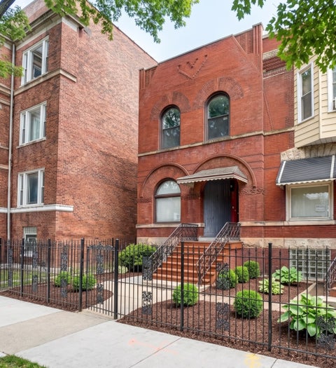 Photo of 928 E 46th Street, Chicago, IL 60653 (MLS # 12743931)