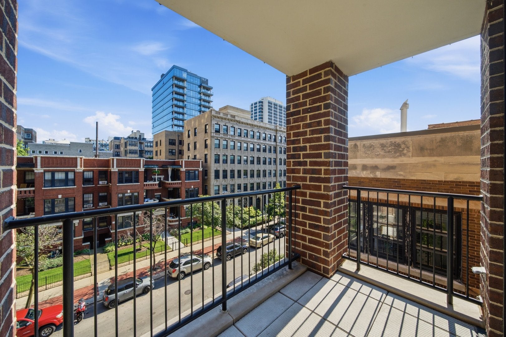 434 W Melrose Street 401