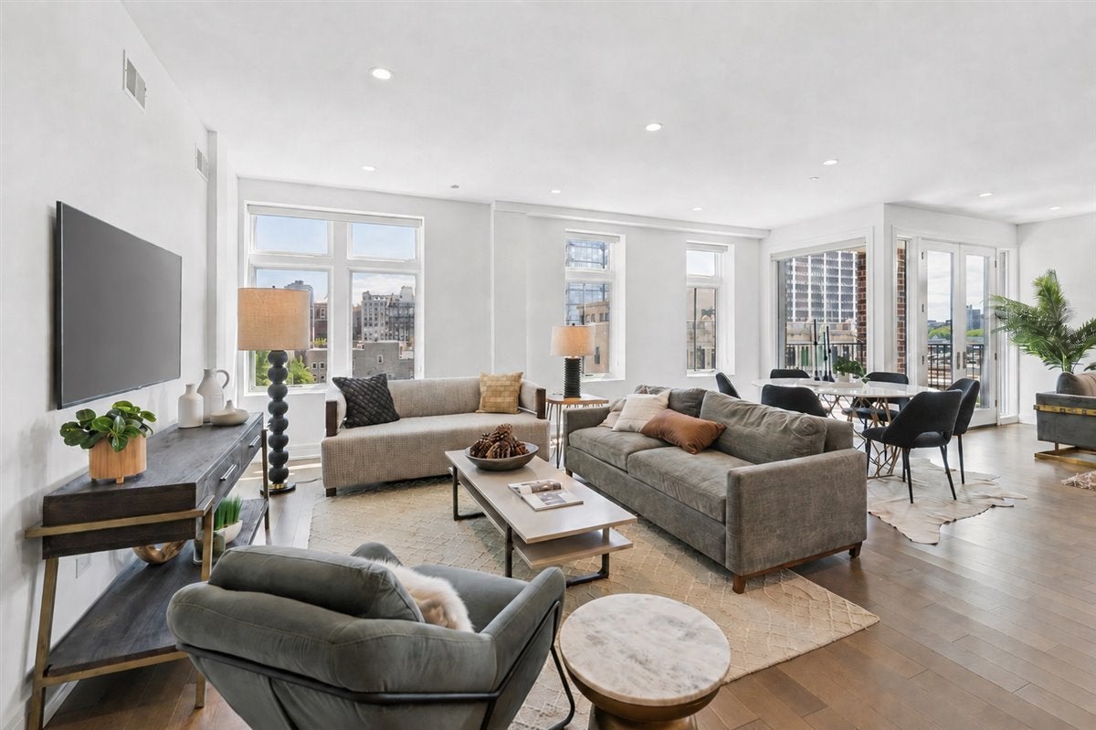 434 W Melrose Street 401