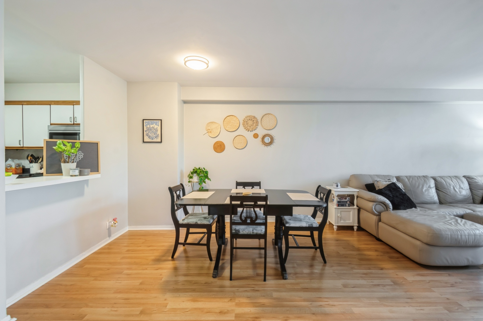 555 W CORNELIA Avenue 311