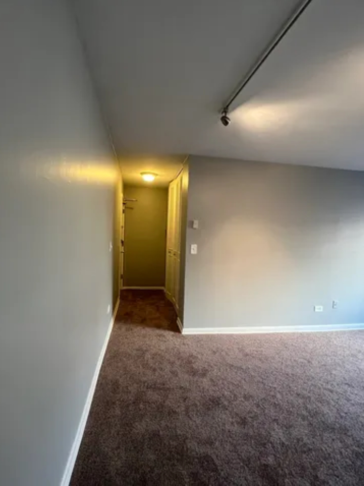 426 W Barry Avenue 211