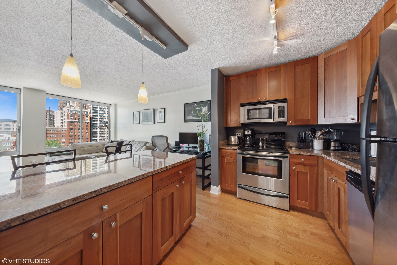 450 W Briar Place 8M