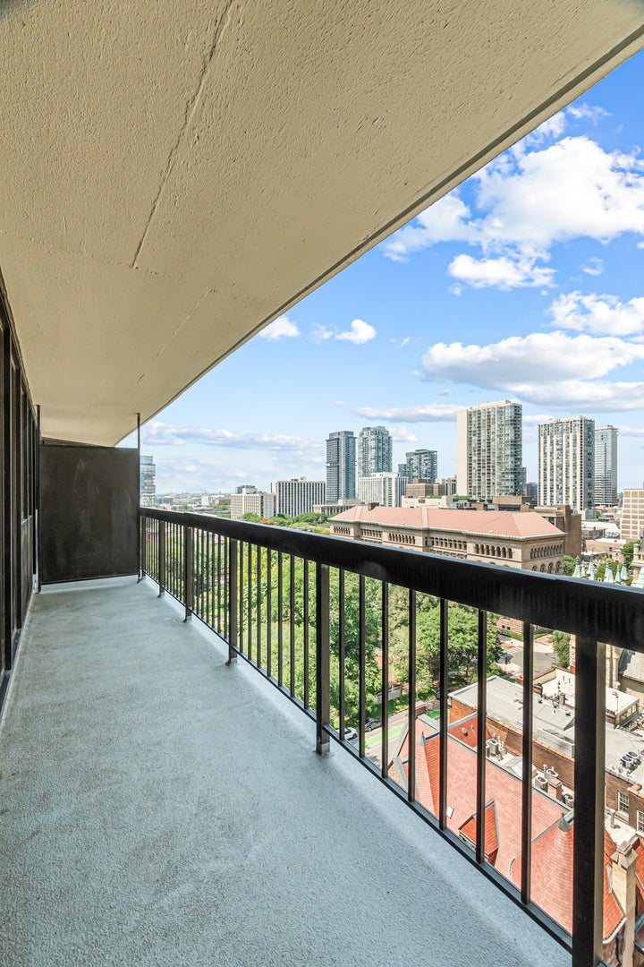 33 W Delaware Place 14F