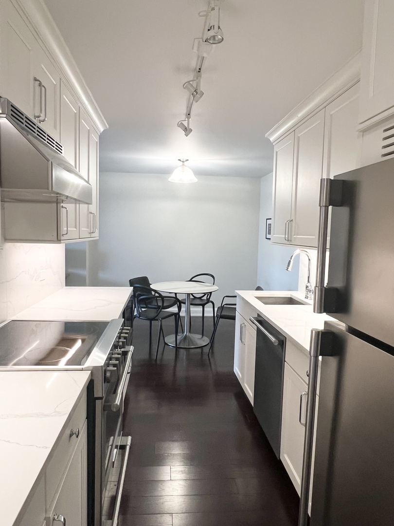 1340 N Astor Street 2105