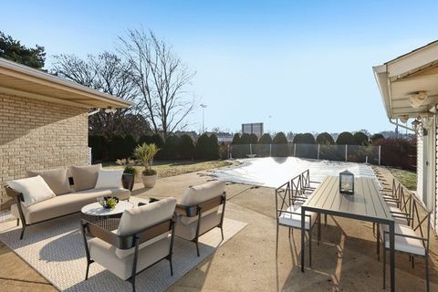 Tiny photo for 2019 E Avon Lane, Arlington Heights, IL 60004 (MLS # 12597991)