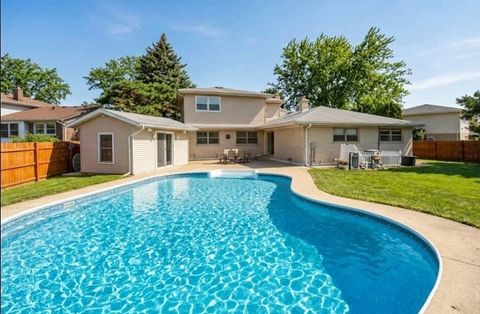 Tiny photo for 2019 E Avon Lane, Arlington Heights, IL 60004 (MLS # 12597991)