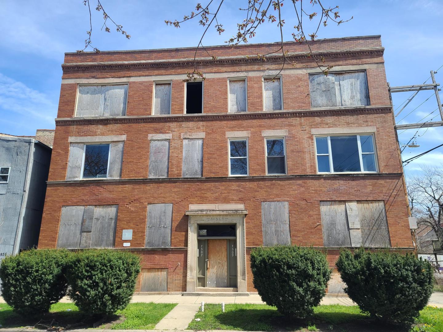 935 E 75th Street