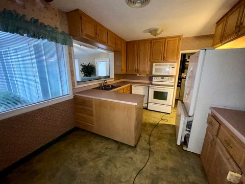 Tiny photo for 2435 E 41st Street, Davenport, IA 52806 (MLS # 100000028)