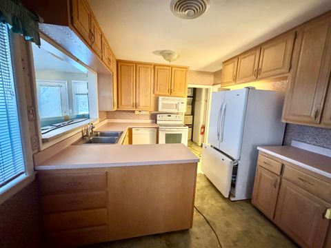 Tiny photo for 2435 E 41st Street, Davenport, IA 52806 (MLS # 100000028)