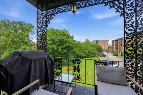 Tiny photo for 9331 Landings Lane #305, Des Plaines, IL 60016 (MLS # 12699198)