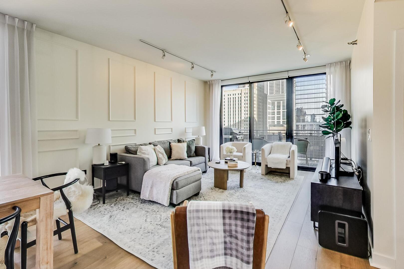744 N Clark Street 1005