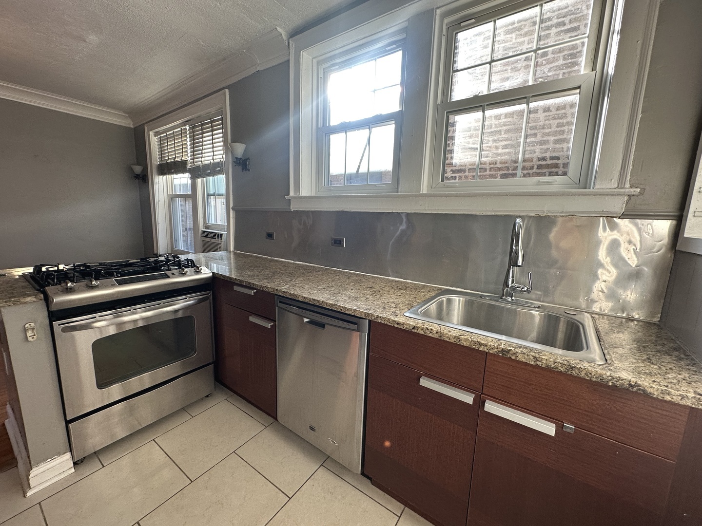 1354 W Greenleaf Avenue 3A