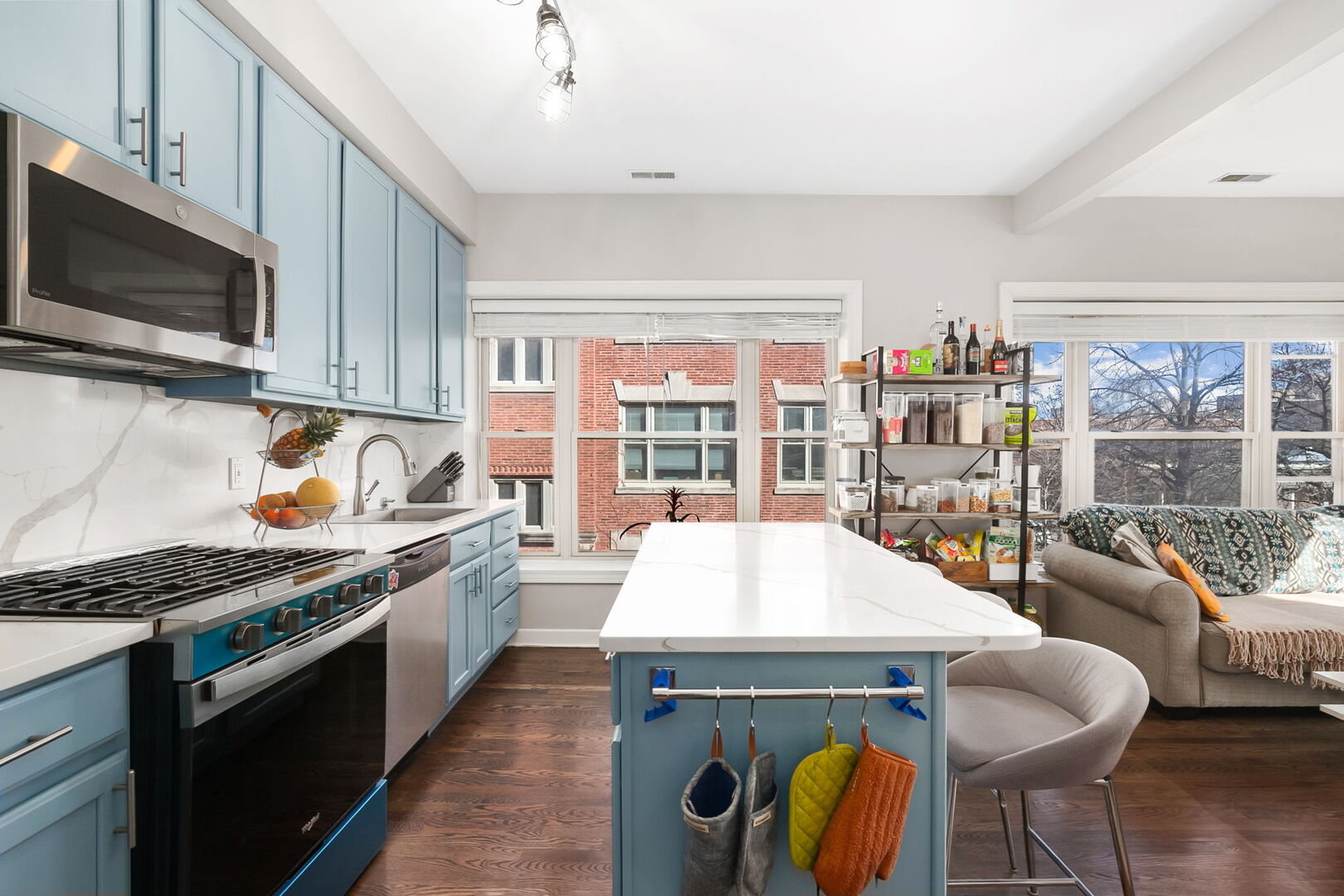 4630 N RACINE Avenue 2