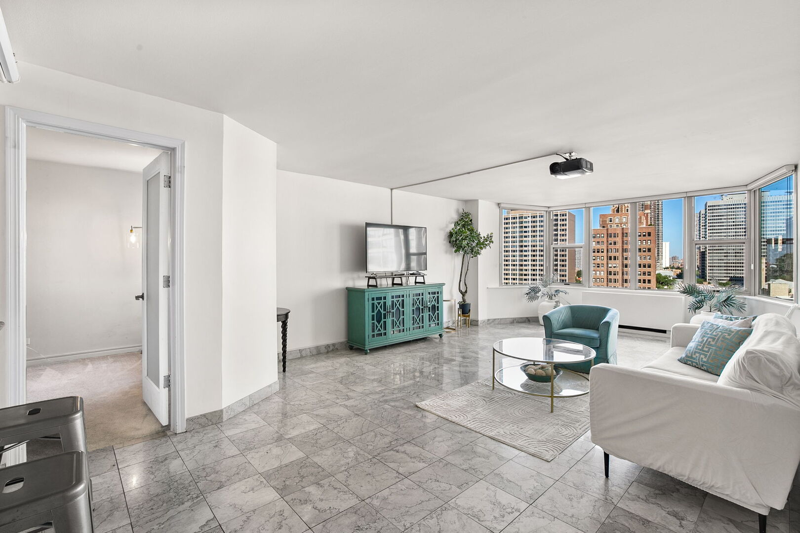 525 W Hawthorne Place 1102