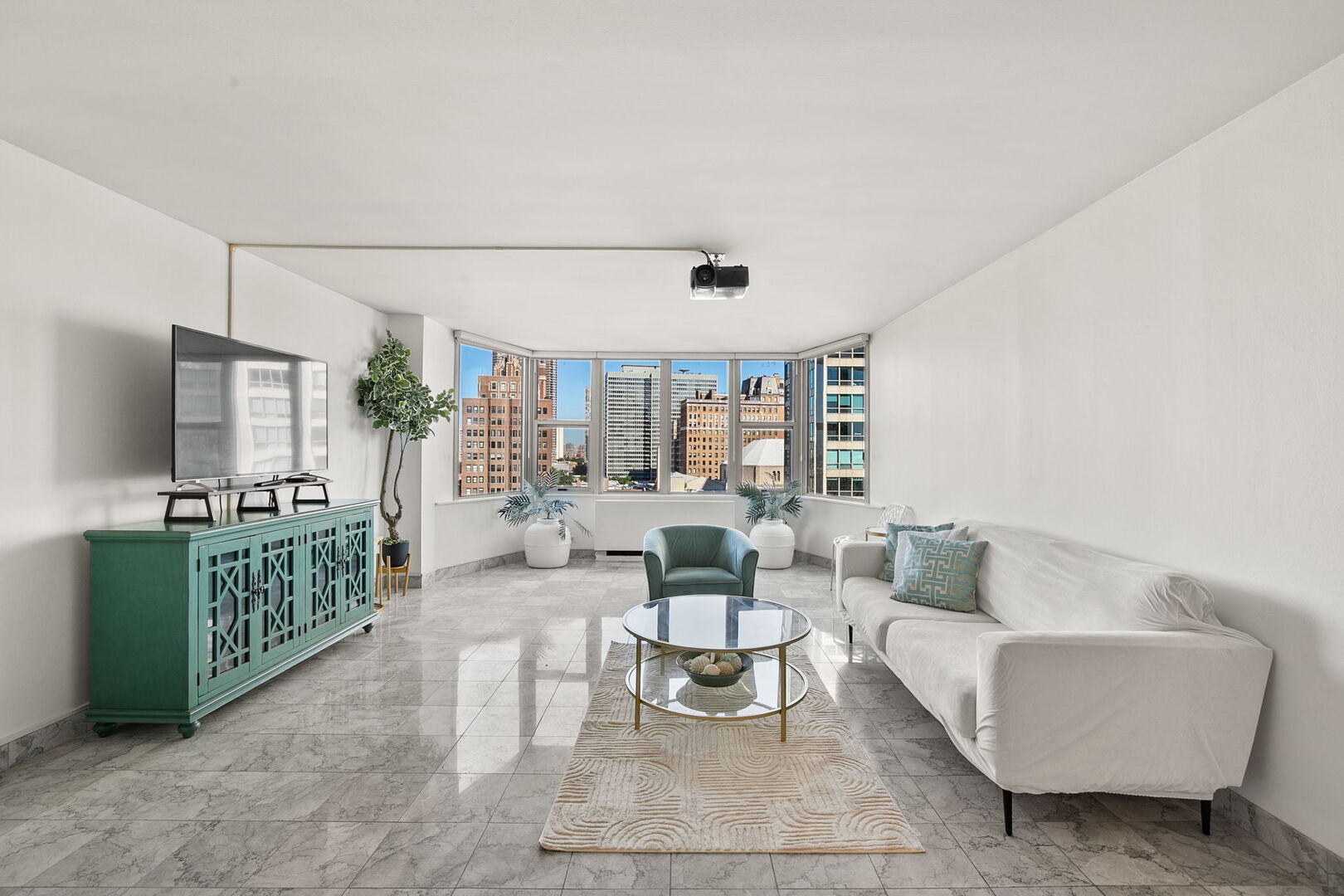525 W Hawthorne Place 1102
