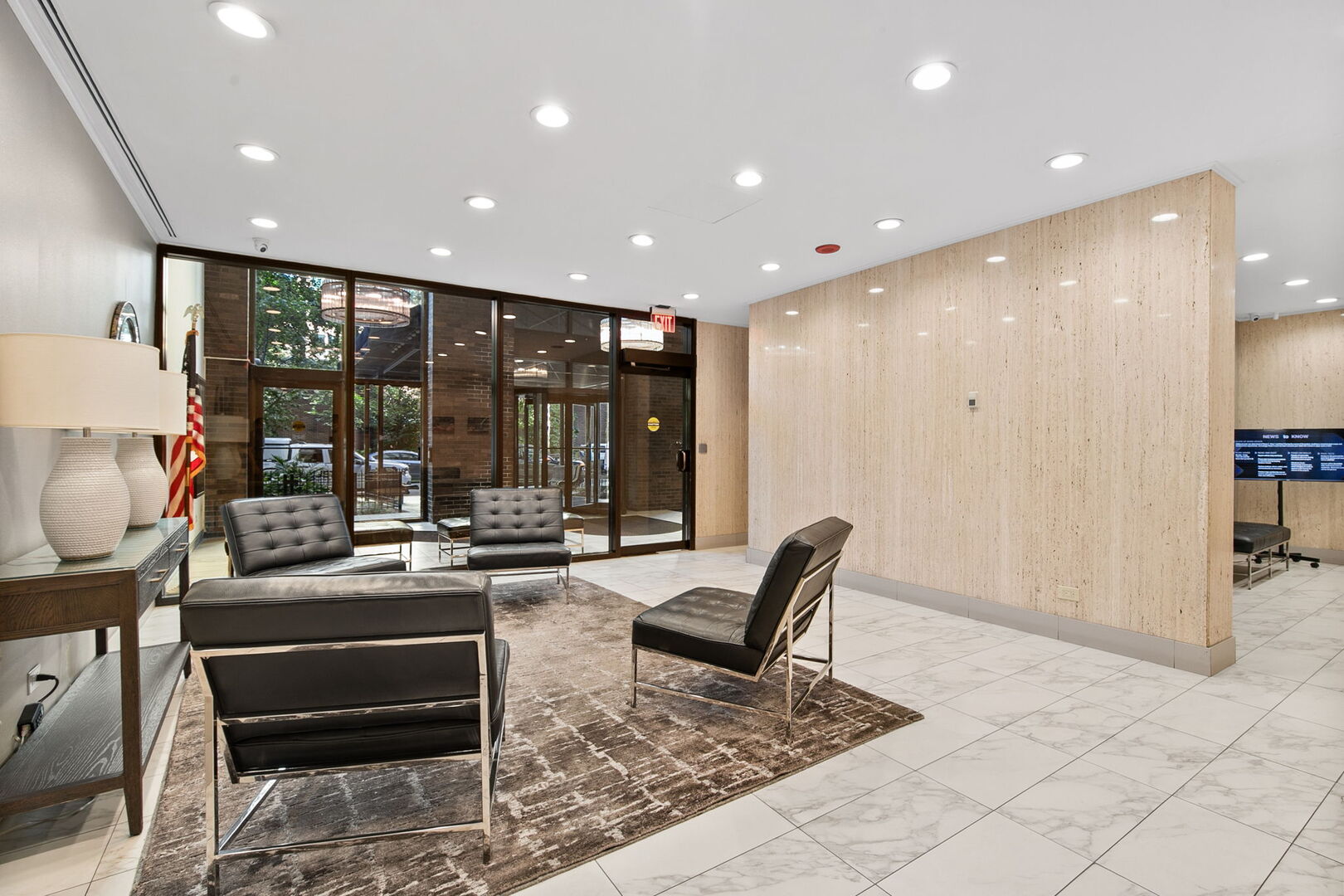 525 W Hawthorne Place 1102
