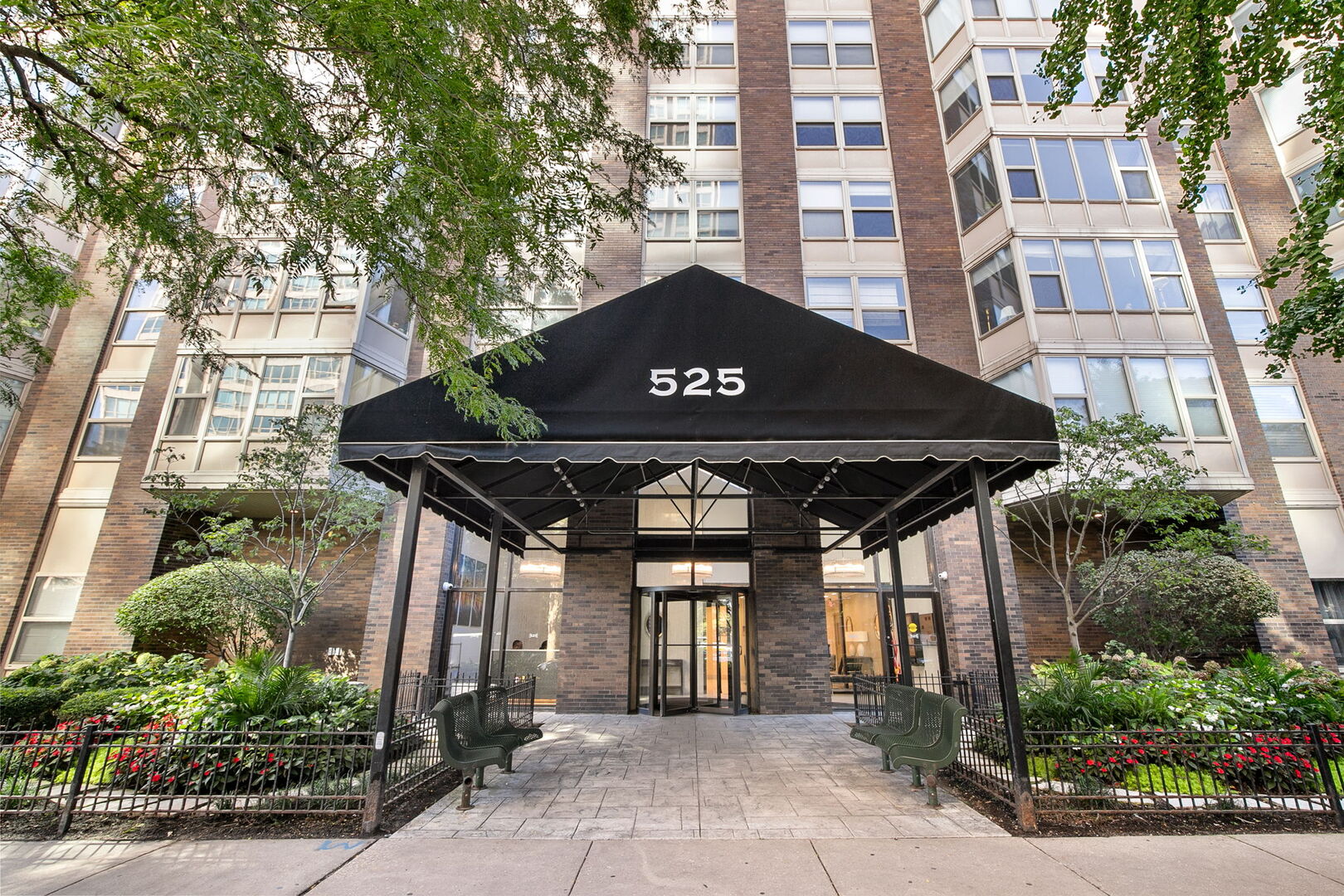 525 W Hawthorne Place 1102