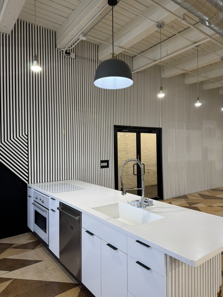 1821 W HUBBARD Street