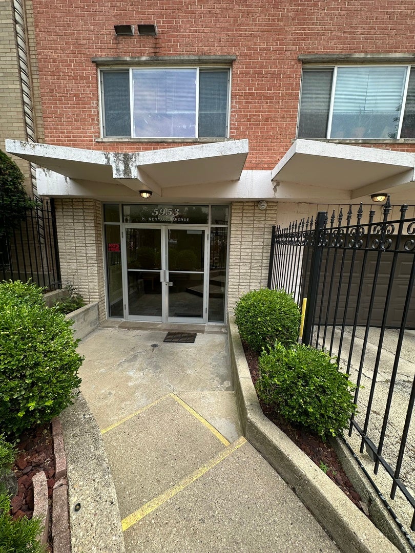 5953 N Kenmore Avenue 101