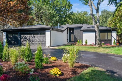 Photo of 1666 Cloverdale Avenue, Highland Park, IL 60035 (MLS # 12471268)