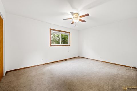 Tiny photo for 26235 N Acorn Lane, Mundelein, IL 60060 (MLS # 12489934)