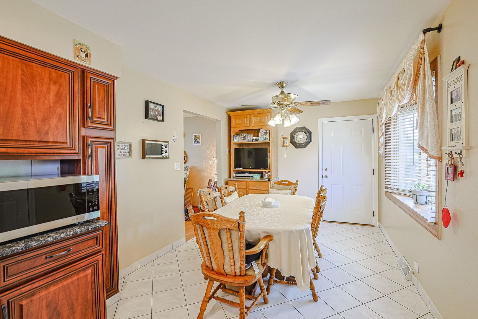 1703 W Robbie Lane