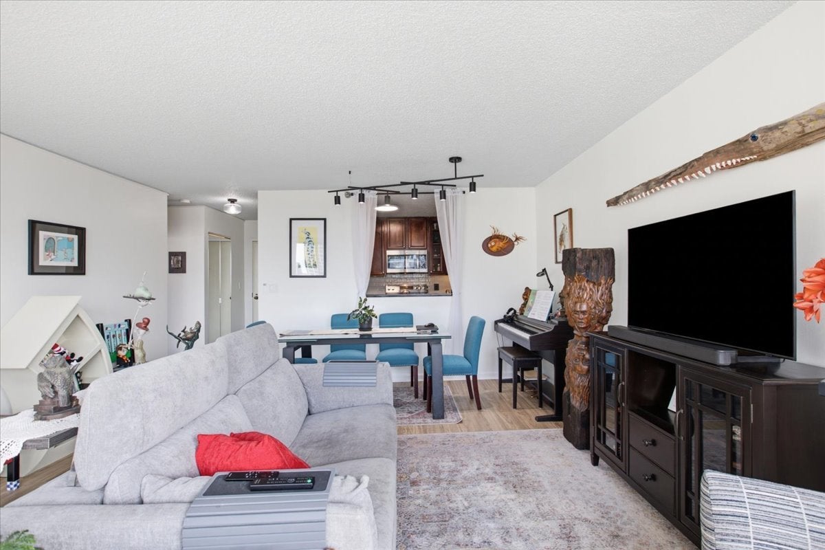 33 W Delaware Place 22H