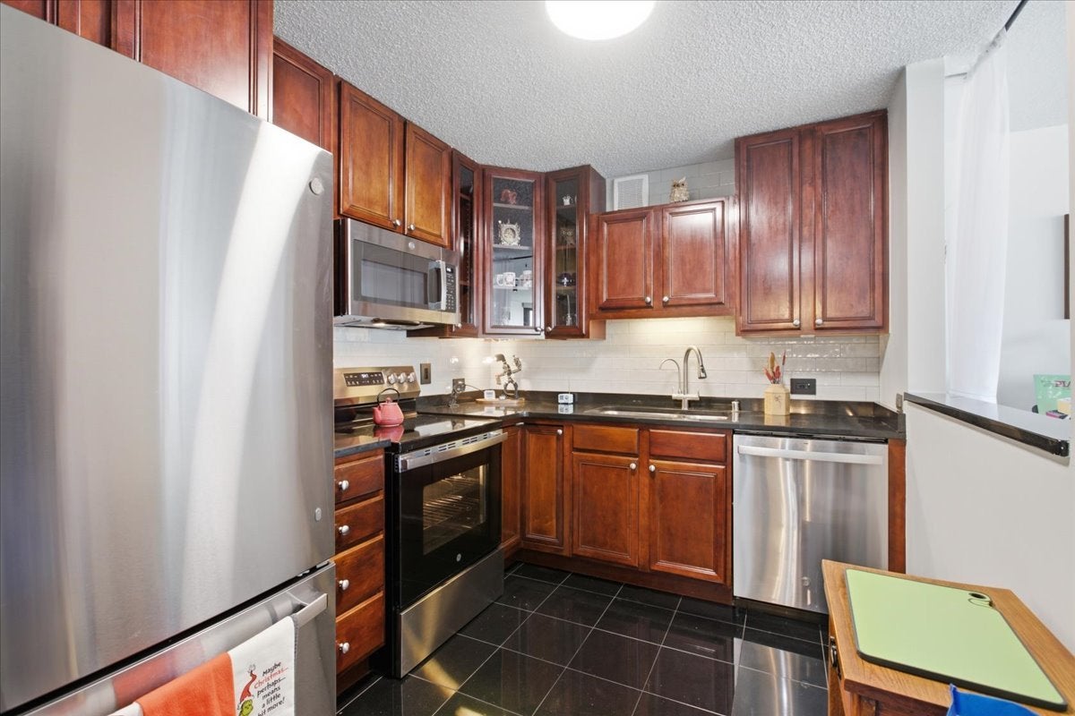 33 W Delaware Place 22H
