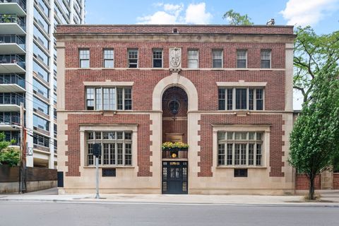 50 W Schiller Street 2G Chicago IL 60610