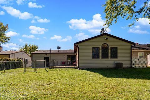 Tiny photo for 98 Glendale Road, Buffalo Grove, IL 60089 (MLS # 12491003)