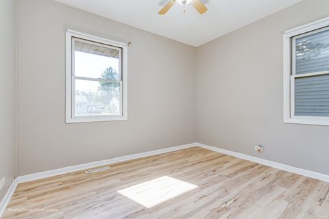 Tiny photo for 98 Glendale Road, Buffalo Grove, IL 60089 (MLS # 12491003)