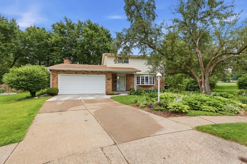Photo of 2903 Woodland Court, Davenport, IA 52803 (MLS # 12699335)