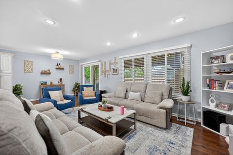 Tiny photo for 870 Pine Avenue W, Roselle, IL 60172 (MLS # 12635185)