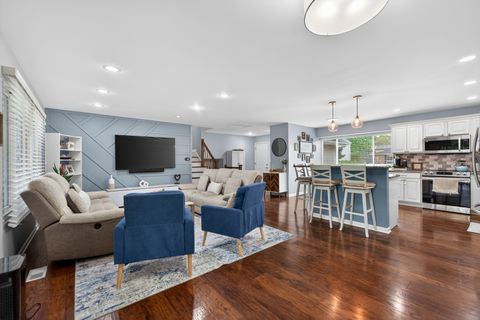 Tiny photo for 870 Pine Avenue W, Roselle, IL 60172 (MLS # 12635185)