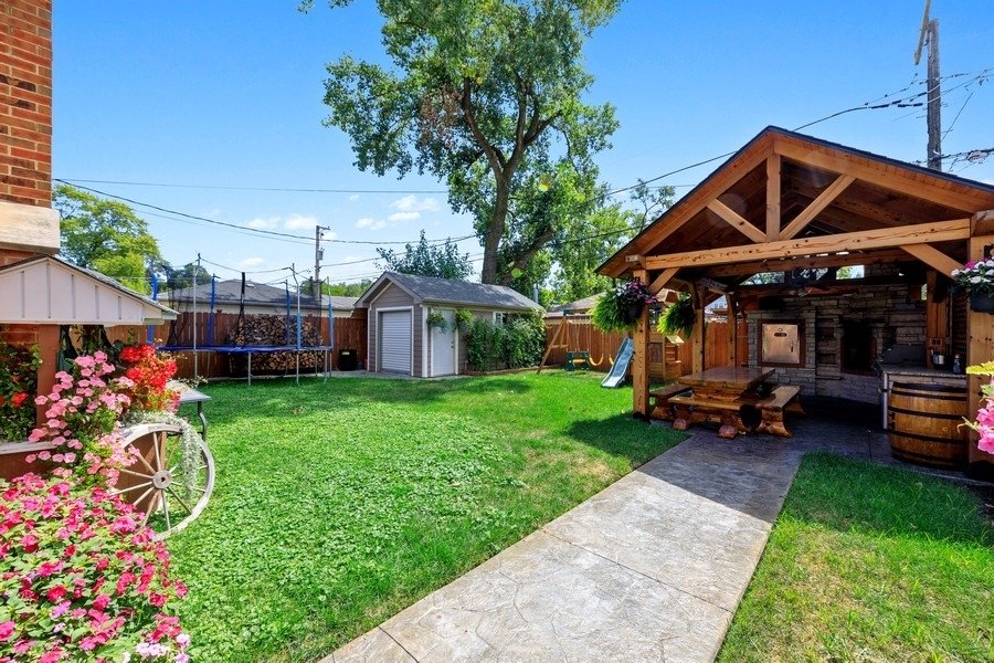 Chicago, Illinois 60638, United States, 4 Bedrooms Bedrooms, ,2 BathroomsBathrooms,Residential,Active,225914